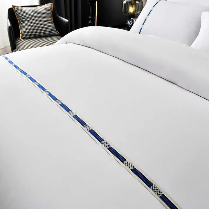 طقم مفارش سرير لحاف أبيض فاخر مكون  . Luxury 7 Piece White Comforter Bedding Set Custom Size