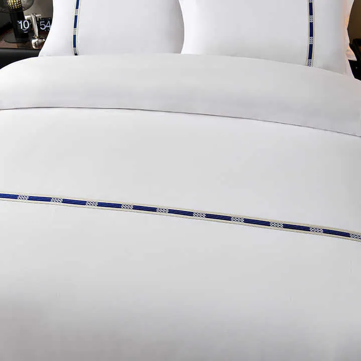 طقم مفارش سرير لحاف أبيض فاخر مكون  . Luxury 7 Piece White Comforter Bedding Set Custom Size
