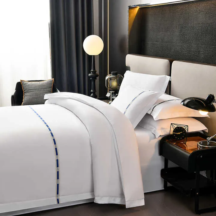 طقم مفارش سرير لحاف أبيض فاخر مكون  . Luxury 7 Piece White Comforter Bedding Set Custom Size