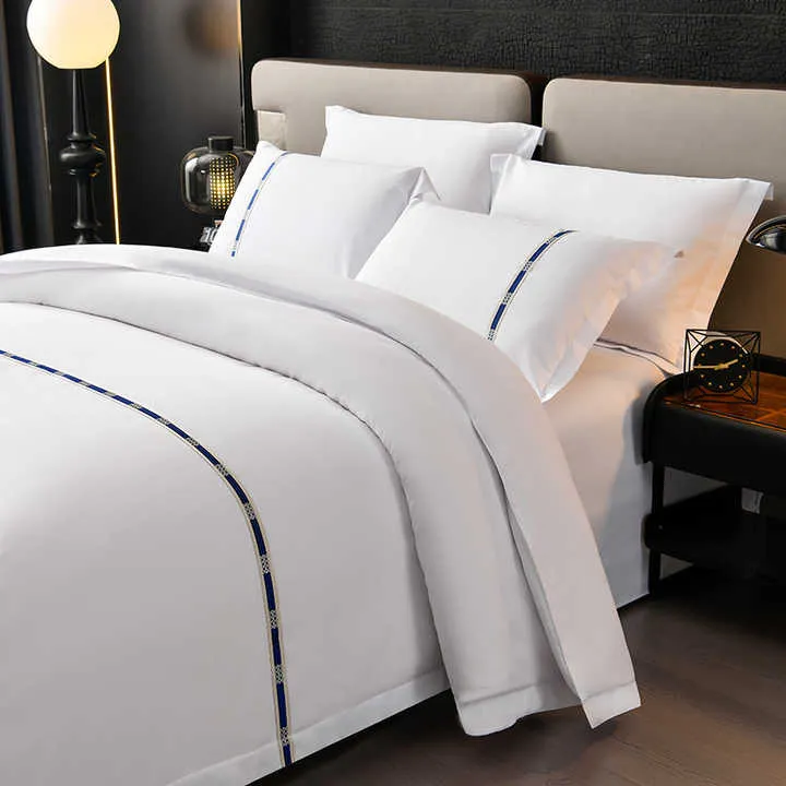 طقم مفارش سرير لحاف أبيض فاخر مكون  . Luxury 7 Piece White Comforter Bedding Set Custom Size