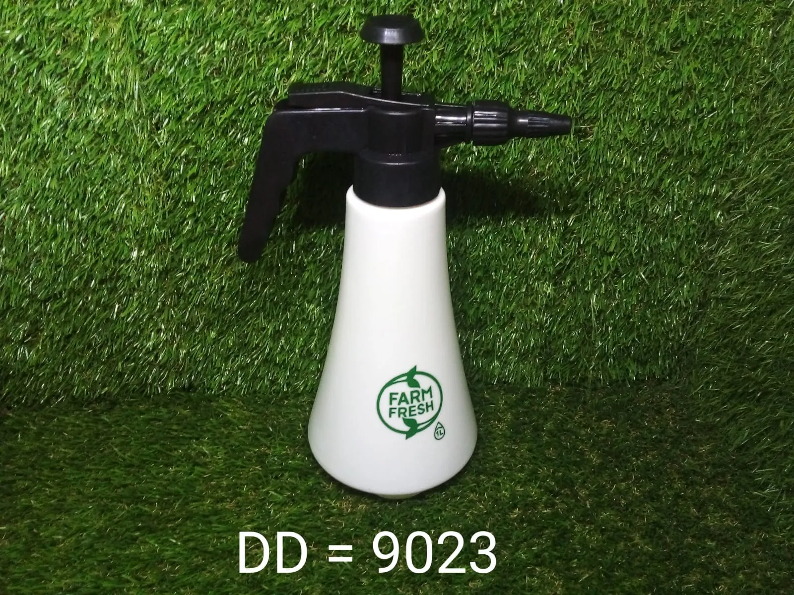 1 litre Garden Sprayer used in all kinds of garden and park for sprinkling and showering purposes.